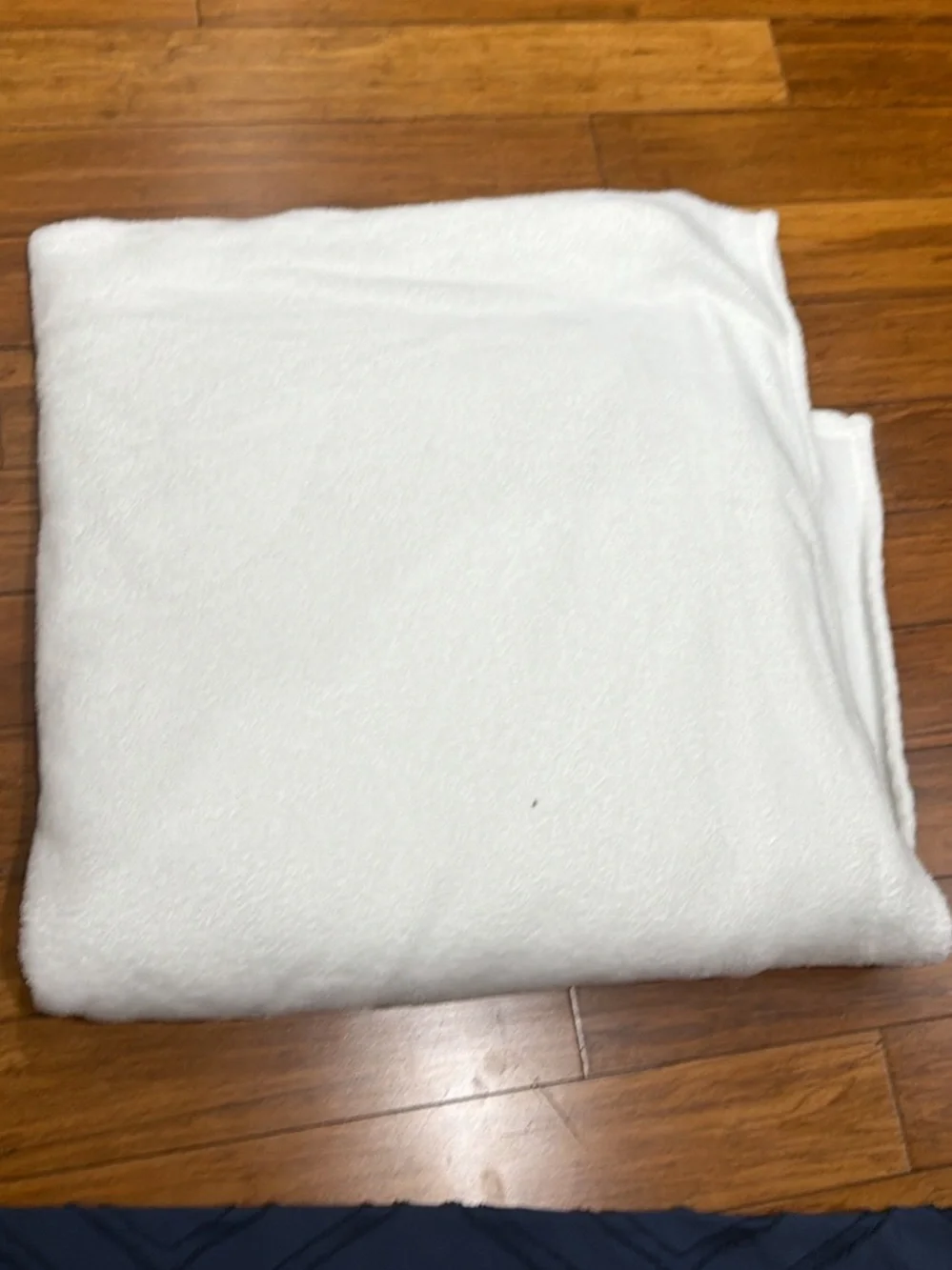 Bundle Queen White Blanket + 2 Pillow Cases navy blue
